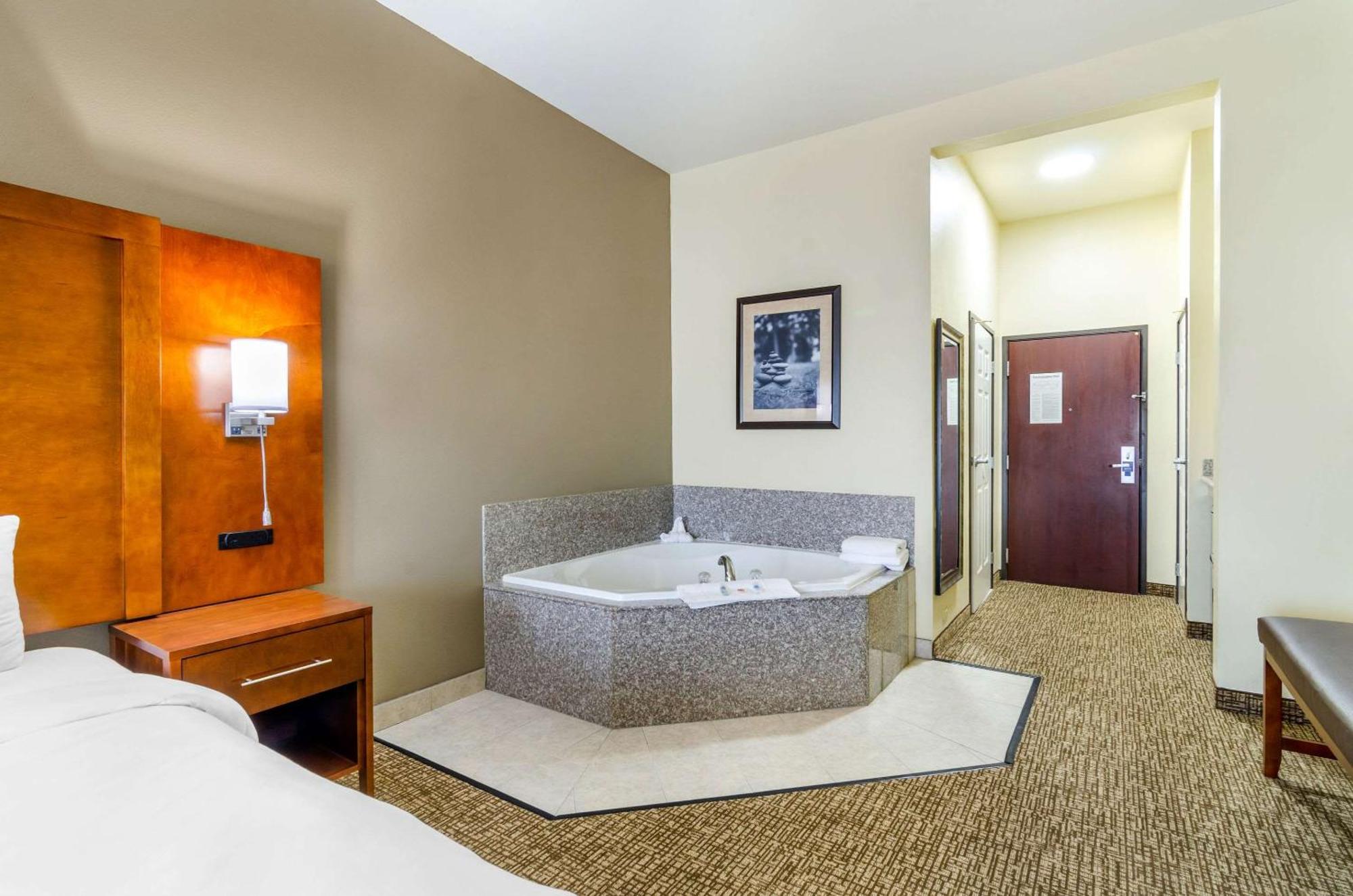 Comfort Inn & Suites Near Bethel College Newton Eksteriør billede